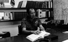 שר הביטחון שמעון פרס מדבר עם קבוצת חיילים – הספרייה הלאומית