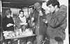 קיוסק שבו מחלקים לחיילים העוברים על פניו שתיה, כריכים וסופגניות בחינם בצומת הרצליה – הספרייה הלאומית