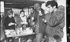 קיוסק שבו מחלקים לחיילים העוברים על פניו שתיה, כריכים וסופגניות בחינם בצומת הרצליה – הספרייה הלאומית