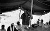 ראשת מפלגת רץ, שולמית אלוני, מבקרת במחנה אוהלים בדואי בנגב – הספרייה הלאומית