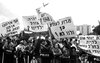תושבי שכונת גבעת עמל בתל אביב, מפגינים היום במחאה על הדיור ועל הבעיות הסוציאליות שלהם.