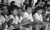 גב' דה קלדרון, אשת שגריר בוליביה בישראל, פוגשת את ילדי בית הספר גבעת השלום ליד תל אביב – הספרייה הלאומית