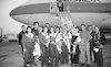 קבוצת הזמרים הבינלאומיים, המגיעה לישראל כמחווה לאגודה למען החייל, מתקבלת בברכה בנמל התעופה – הספרייה הלאומית