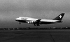 מטוס הנוסעים החדש של חברת התעופה סוייס, בואינג 747 "ג'מבו ג’ט", נוחת בנמל התעופה בן גוריון – הספרייה הלאומית