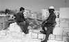 תושבים ערביים במזרח ירושלים משחקים שש-בש באחת מהסמטאות העתיקות הרבות – הספרייה הלאומית
