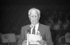 ראש עיריית ניו יורק, אדוארד קוץ', בעצרת זיכרון לציון הניצחון על הנאצים לפני 40 שנה – הספרייה הלאומית