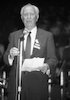 ראש עיריית ניו יורק, אדוארד קוץ', בעצרת זיכרון לציון הניצחון על הנאצים לפני 40 שנה – הספרייה הלאומית