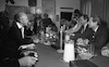 עוזר שר החוץ של ארה"ב, ריצ'רד מרפי, נפגש עם שר הביטחון יצחק רבין בתל אביב – הספרייה הלאומית