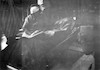 אמא של זהבה (קרופיק) שוסטקובסקי ליד הארגז עם שרידי גופותיהם של שלושת החטופים: יצחק קרופיק, דוד פרנק, דוד אורבוך, בבבית הכנסת של גבעת עדה, 1938.