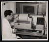 דוד כהן, טכנאי במחלקה לכימיה של הטכניון, בעת מדידת ספקטרום אינפרא-אדום של תרכובת אורגנית.