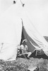 שרה פלד ליד אוהלה – הספרייה הלאומית