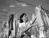 רבקה וייסברג בעבודה במכבסה, תולה כביסה לייבוש על הכבלים – הספרייה הלאומית