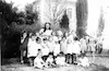 ילדי גן מושבה כנרת עם הגנת לאה ליד בניין גן הילדים במושבה כנרת 1931