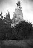 יוסף מן (בר-אור) בטיול בחופשה מהצבא הבריטי, על פסל הארי השואג בתל-חי ושאול חברו, 1943