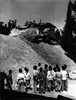 ילדים צופים על דחפור החופר מקלט – הספרייה הלאומית