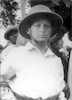 יגאל אלון בגיל 10, חובש כובע פקק (הלמט) 1928.