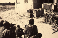 מלחמת יום כפור. צוות הווי ובידור, מופיע לפני החיילים (מילואימניקים), ממערב לתעלת סואץ. (תמונות שצולמו על ידי גד להמן).