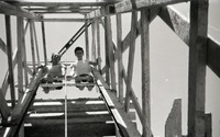 חברי וילדי המשק בנוף הקיבוץ מימין : נחום שביט, צבי שביט על פיגומים.