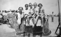רבקה פקר-תמיר עם קב' של תלמידיה בקיץ על חוף הים התיכון.