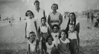 רבקה פקר-תמיר עם קב' של תלמידיה בקיץ על חוף הים התיכון.