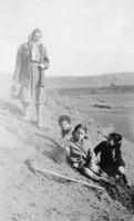רבקה פקר-תמיר עם קב' של תלמידיה בקיץ על חוף הים התיכון.