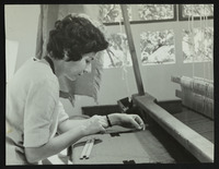 תצלום - נאורה ורשבסקי אורגת רפליקה לאריג.