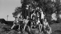 קבוצת אנשים וילדים מצולמים בחוץ.