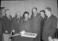 חברי הכנסת מעלעלים ב"ספר הזהב" של הקרן הקיימת