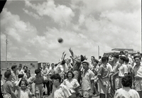קבוצת הכדורגל dundee מגיעה לביקור במפעלי עליית הנוער נוה הדסה במגדיאל(לימים חלק מהוד השרון)