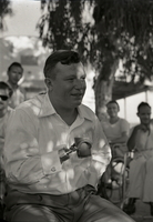 האמריקאי הרולד רסל, נכה מלחה"ע ה-2 מבקר בביה"ח הצבאי תל השומר