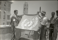 אנשי או"ם תולים את דגל האו"ם על מלון המלך דוד בירושלים במלחמת העצמאות