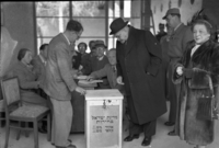 נשיא המדינה חיים וייצמן ורעייתו ורה מצביעים בקלפי