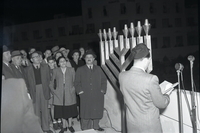 הדלקת החנוכיה על הכנסת בחנוכה תש"י.