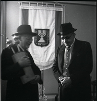 נשיא המדינה, חיים וייצמן, מקבל ספר תורה מיהודה ליבמימון, שר הדתות, ליום הולדתו ה-75