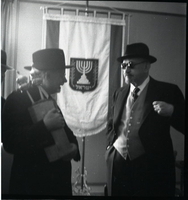 נשיא המדינה, חיים וייצמן, מקבל ספר תורה מיהודה ליבמימון, שר הדתות, ליום הולדתו ה-75