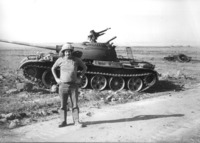 פנדריך ליד טנק סורי הרוס.