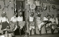 פורים. "הרקדניות": בנים בריקוד הקאן-קאן (ציקר (יששכר) גולן, יהודה שנהר, יוסי עמלני, יוסי בן שמחון, איזי עזגד ונוספים).