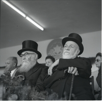 הרב האשכזי של תל אביב איסר יהודה אונטרמן (משמאל), והרב הספרדי יעקב משה טולדנו.