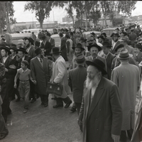קבלת פנים בשדה התעופה בלוד לרב יקותיאל יהודה הלברשטאם מקלויזנברג.