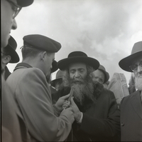 קבלת פנים בשדה התעופה בלוד לרב יקותיאל יהודה הלברשטאם מקלויזנברג.