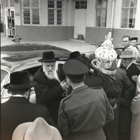 קבלת פנים בשדה התעופה בלוד לרב יקותיאל יהודה הלברשטאם מקלויזנברג.