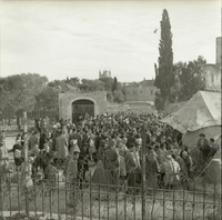אנשים במעבר מנדלבאום בין ישראל וירדן בירושלים.