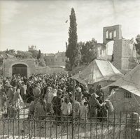 אנשים במעבר מנדלבאום בין ישראל וירדן בירושלים.