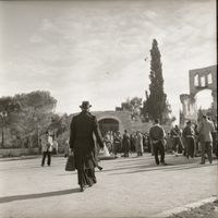 אנשים במעבר מנדלבאום בין ישראל וירדן בירושלים.
