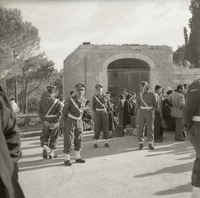 אנשים במעבר מנדלבאום בין ישראל וירדן בירושלים.