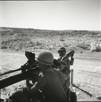 חיילי הצנחנים באימונים.