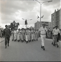 צעדה 1966, נציגים שונים צועדים.