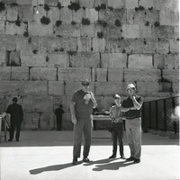 אלוף במיל' אברהם יפה, לימים חבר כנסת ומייסד רשות שמורות הטבע, בכותל המערבי.