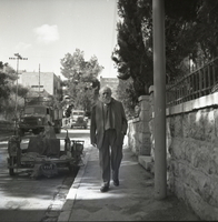 הפילוסוף מרטין בובר צועד ברחוב.