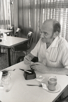 פורטרט של המשורר יונתן רטוש.